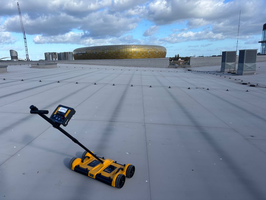 Naprawa i wykrywanie przecieków dachów płaskich i tarasów.