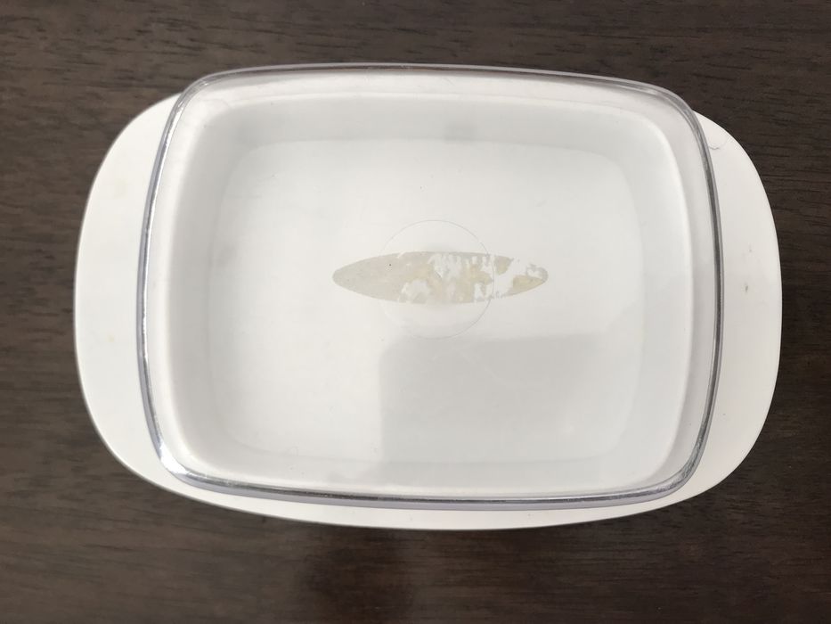 Manteigueira branca e transparente de plástico