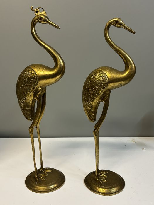 Aves e jarra em metal