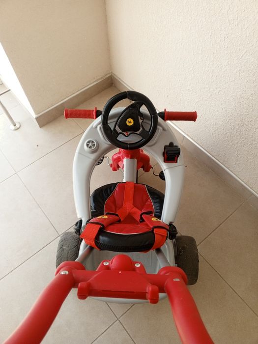 Дитячий велосипед Feber Ferrari.