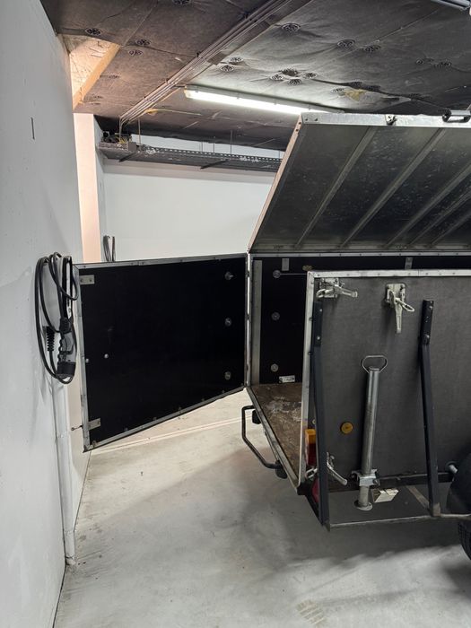 Reboque atrelado com caixa fechada