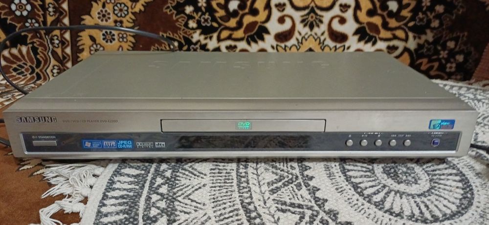 DVD-плеер Samsung DVD-E235. 
Модель: Samsung DVD-E235.
Поддерживаемые