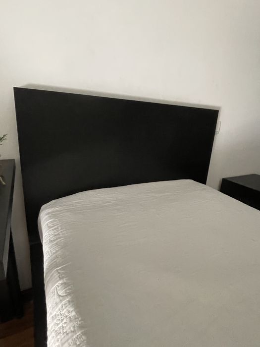 Cama preta IKEA com arrumação