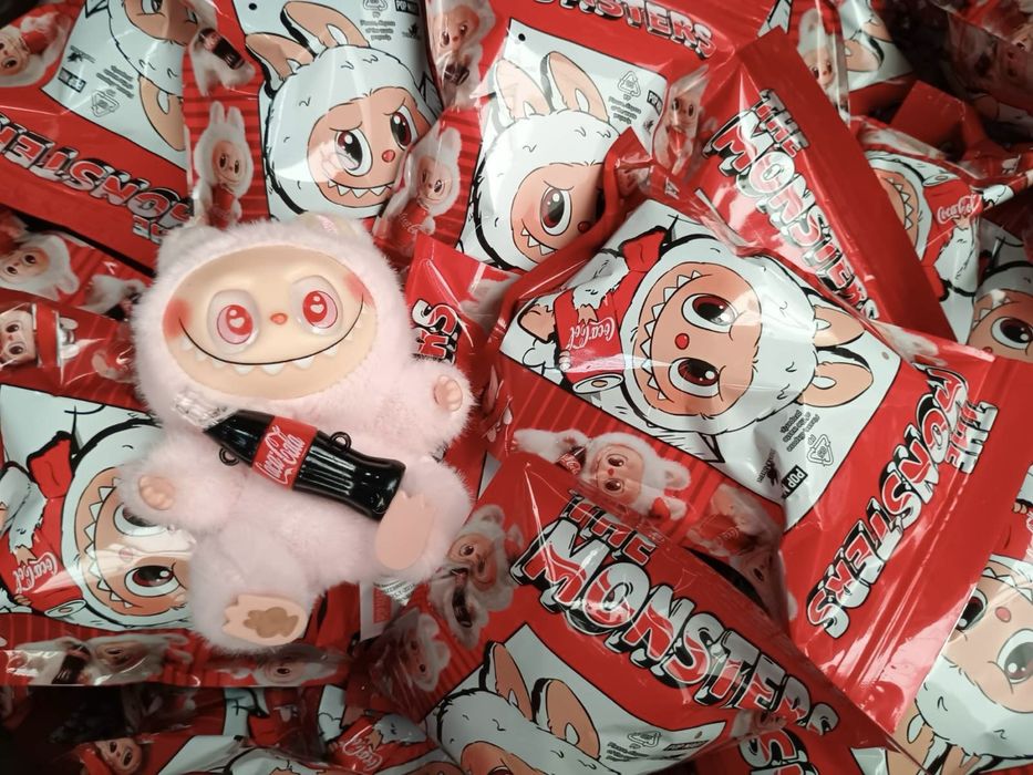 Лабуба з кока-Колою Колекційна іграшка-сюрприз Coca-Cola