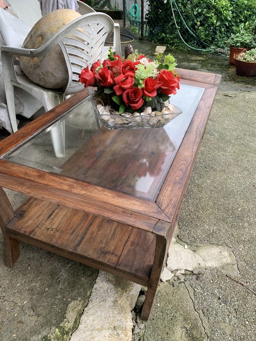 Mesa de madeira e vidro