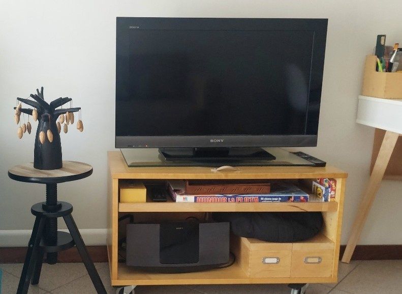 Móvel de apoio com prateleira e rodas com travão