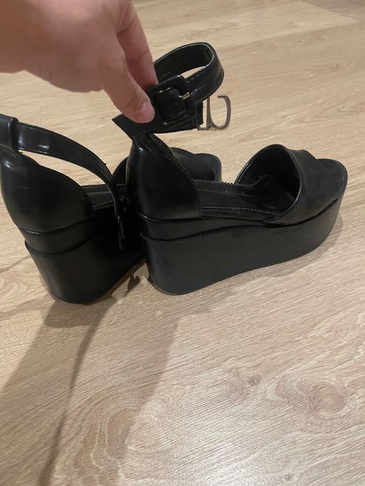 Босоніжки на танкетці