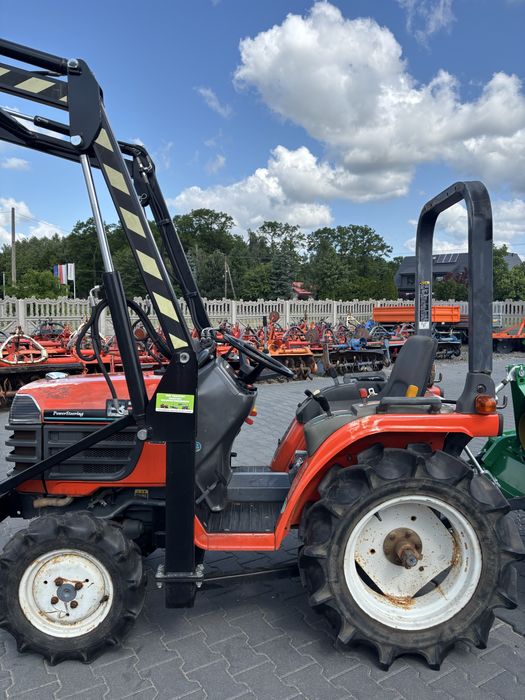 Mini Traktor Kubota B 72.  17km 4x4 z ładowaczem tur.Wspomaganie