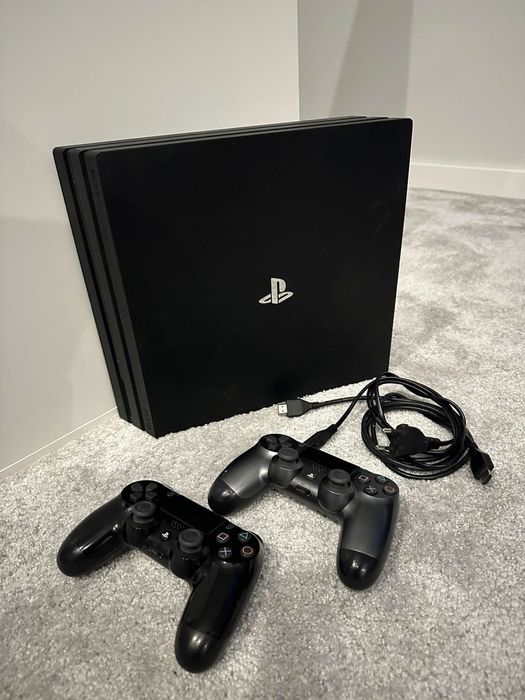 Konsola PlayStation 4 Pro 1TB + 2 Pady + Kable