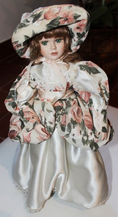 Boneca de porcelana 45 cm, com suporte