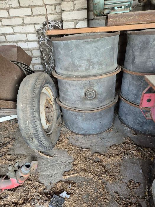 Beczki metalowe i plastikowe