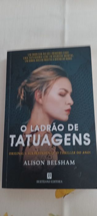 Livros usados com marcas de envelhecimento