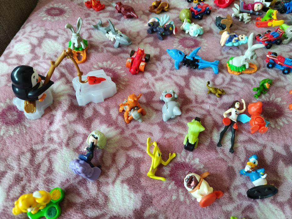 Колекція іграшок з Кіндер сюрпризів