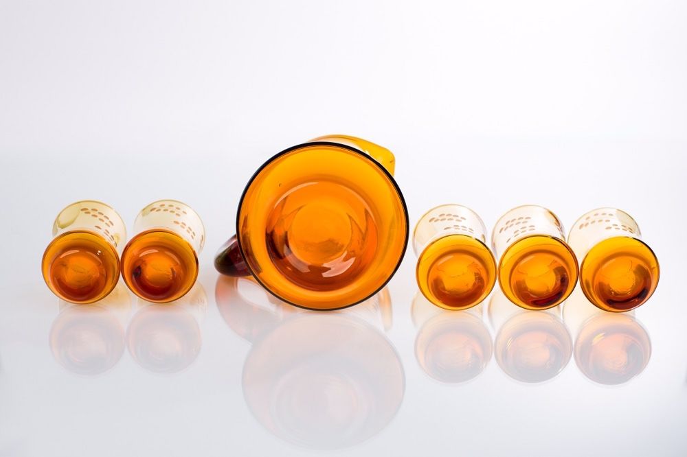 Dzbanek plus szklanki z ręcznie formowanego szkła PRL