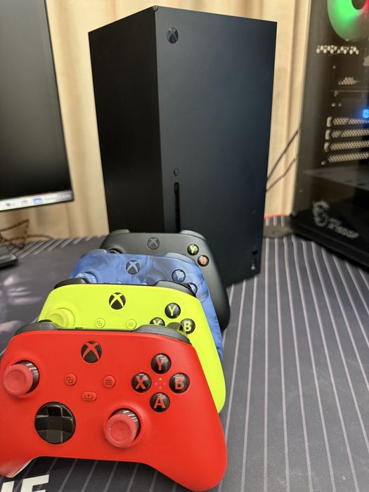 Xbox series X і 4 геймпади