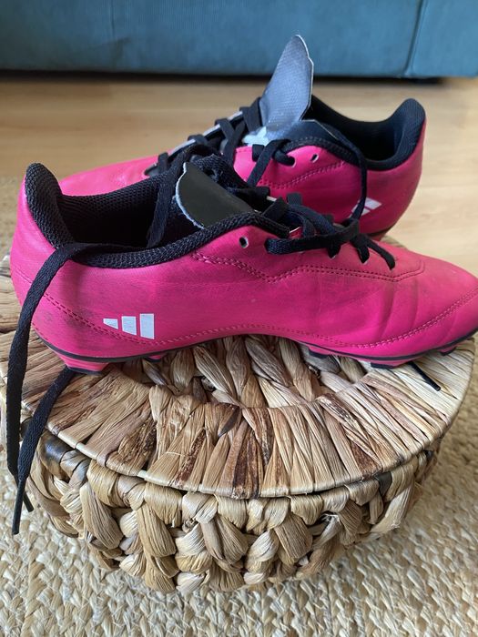 Chuteiras de futebol rosa da Adidas