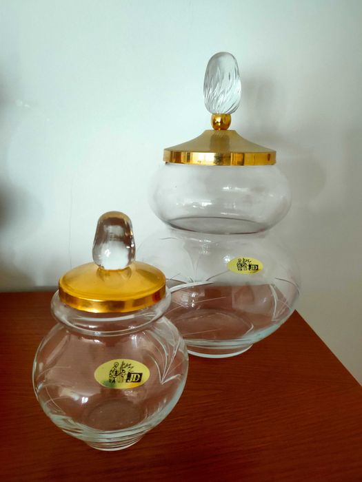 Conjunto de bomboneiras em vidro com tampa dourada marca DC