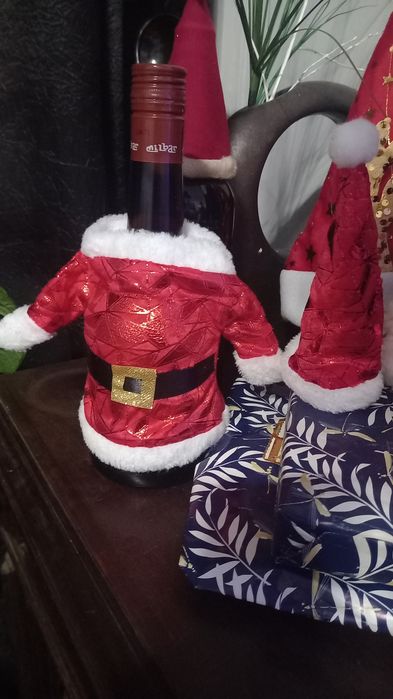 Vendo vestido de natal pra garrafas