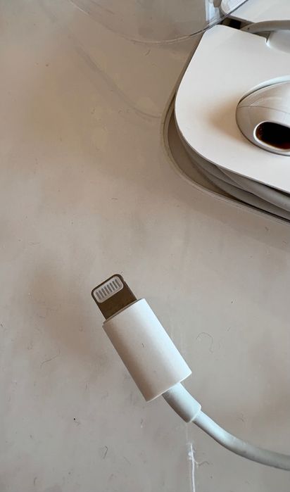 EarPods Apple com conector Lightning (até iPhone 13) - COMO NOVOS !