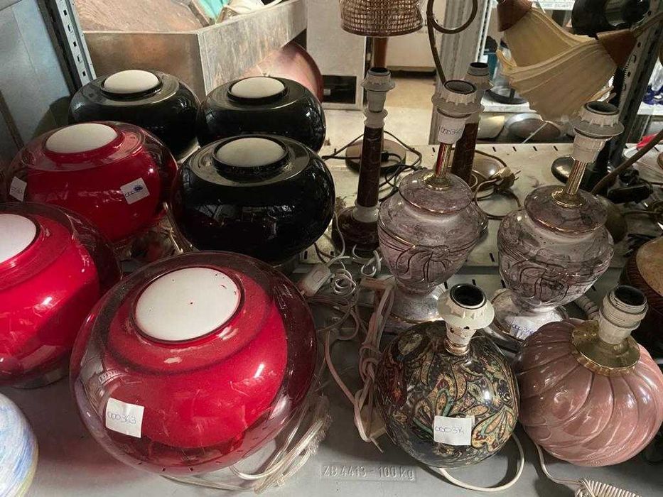 Lotes de artigos de iluminação, louça e têxteis-lar, cestaria