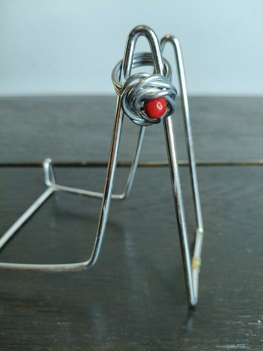 Artystyczny pierścionek ze skręcanego drutu ⁶⁷