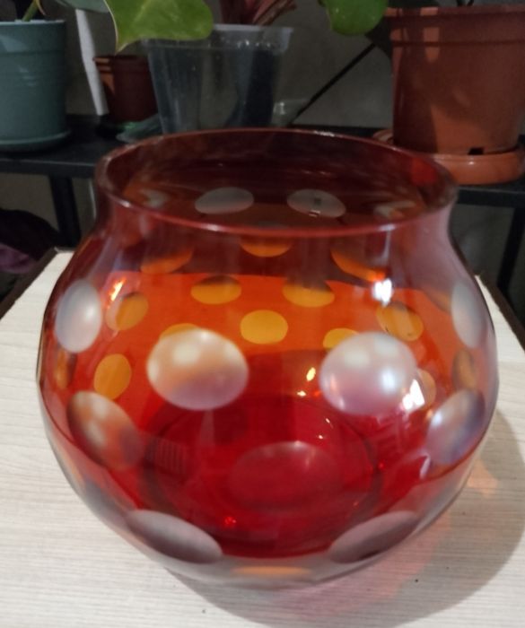 Оригінальна скляна вазочка у вигляді бочечки.