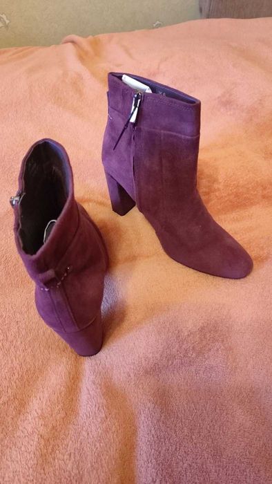 Замшевые бордовые сапоги