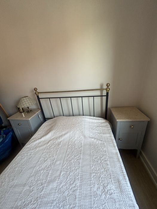 Cama antiga de ferro restaurada com colchão novo