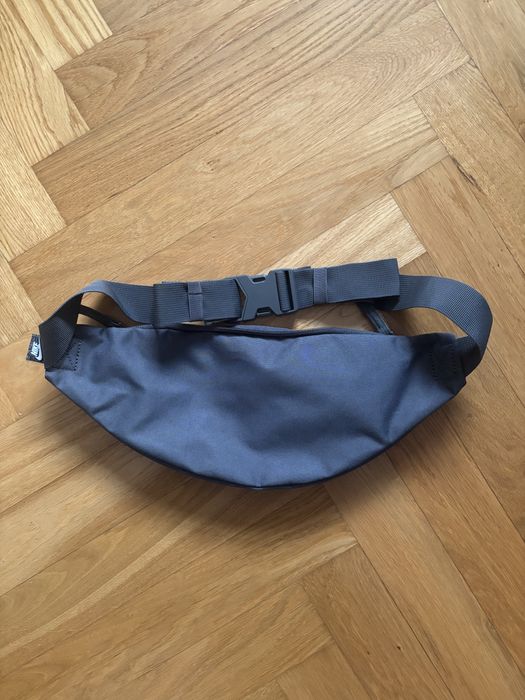 Ciemnoszara nerka Nike