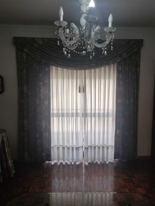 Cortinados com flores e cortinados brancos sanefa, camilha, almofada e rolo