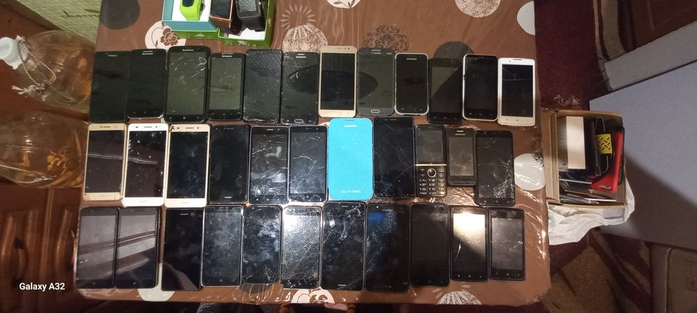 Продам телефоны рабочие и не робочие