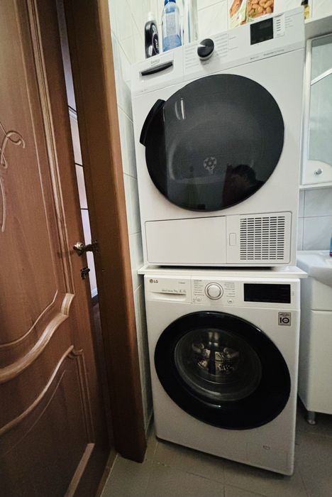 Продається  квартира в приватному будинку одноповерховому є генератор)