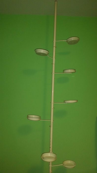 Kwietnik z kilkoma podstawkami do kwiatów doniczkowych