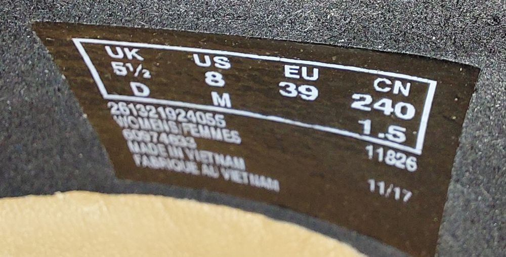 Шкіряні туфлі Clarks.