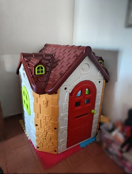 Casinha de Brincar de Plástico Robusta (1.3m x 1.3m) – Como Nova!