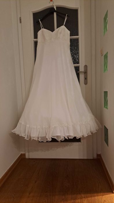 Suknia ślubna na ramiączkach