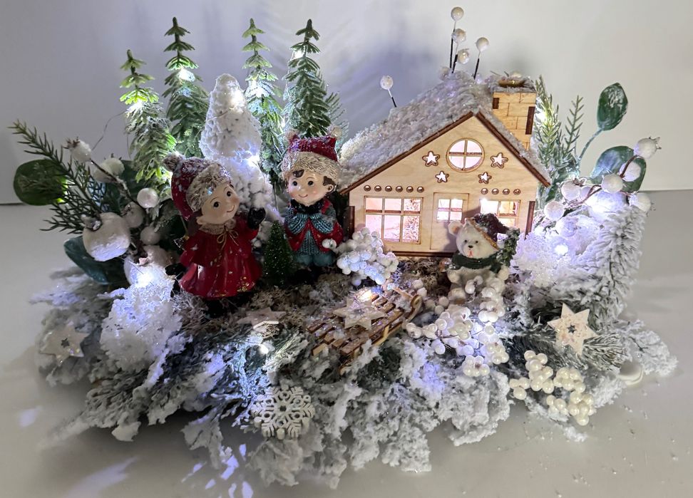 Stroik świąteczny zimowy z domkiem dziećmi misiem choinkami LED