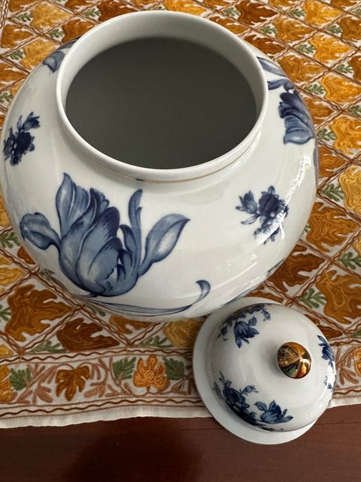 Jarras em louça azul