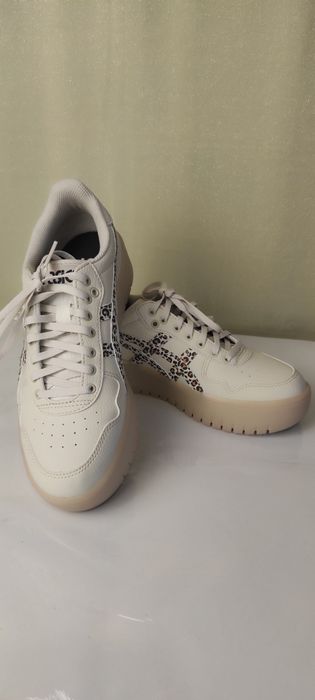 Жіночі кросівки нові