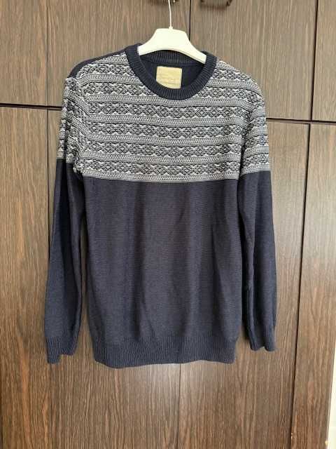 Sweter męski S Bershka granatow-obiały we wzór z przodu