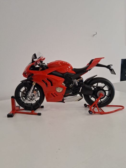 Ducati V4R Funciona, tem chaves, luzes, acelera ,  traseira gira. Tamanho 1:6
