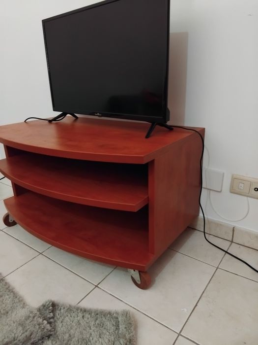 Mesa de tv com TV incluído