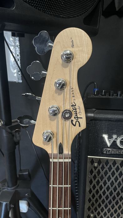 Squier Affinity Jazz Bass Candy Apple Red