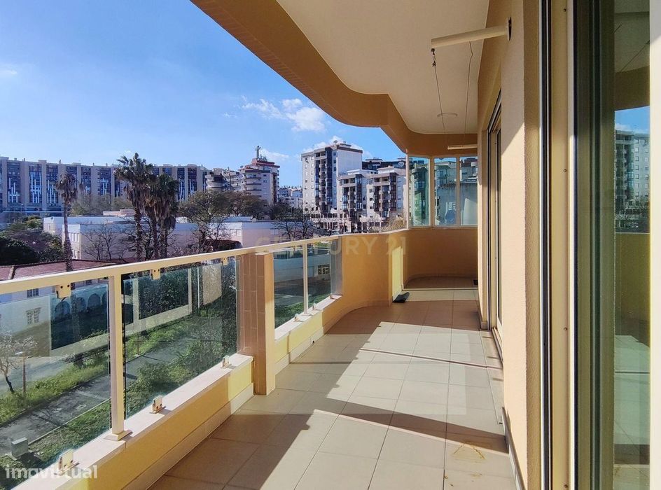 Amplo apartamento de 3 quartos com varandas panorâmicas em Almada, em