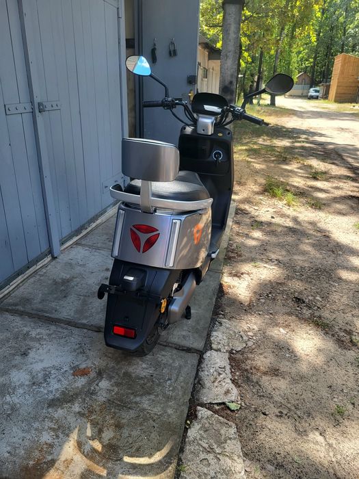 Електроскутер Yadea E8S