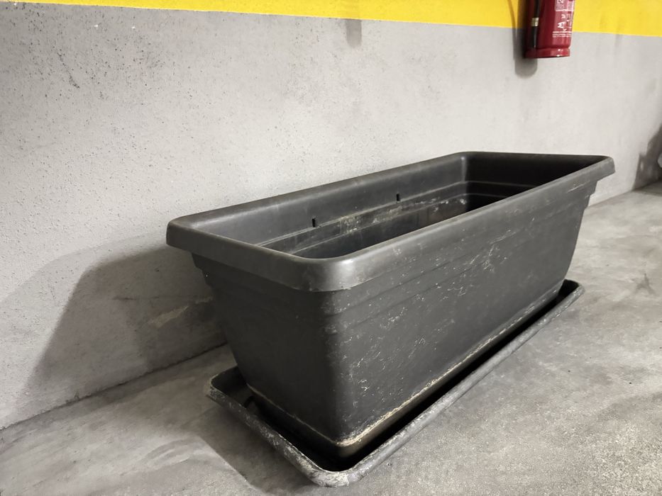 Floreira de plástico retangular  cinza com prato - 100cmx45cm