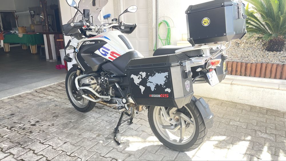 Para venda moto bmw gs 1200 em muito bom estado como prova as fotos com 3 malas pneus quase novos punhos aquecidos etc