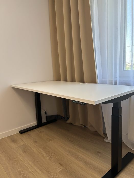 Biurko z elektrycznie regulowana wysokoscia 160x80cm
