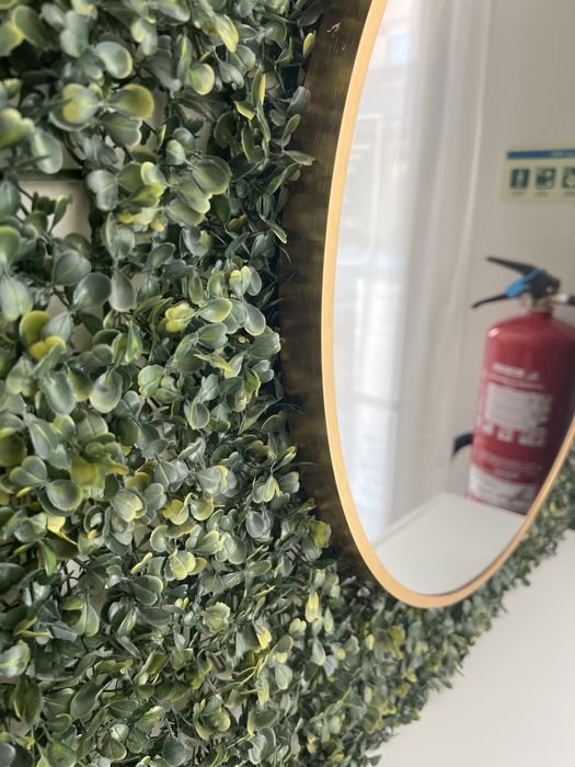 Espelho e movel branco