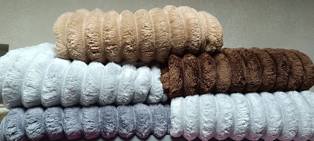 Велюрові пледи-шарпеї